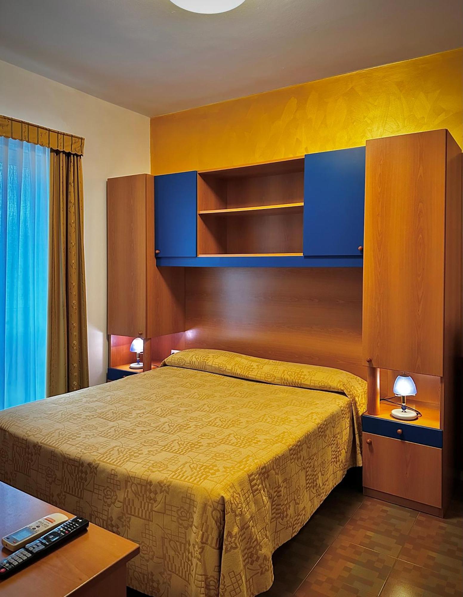 Hotel La Parigina Линьяно-Саббьядоро Экстерьер фото